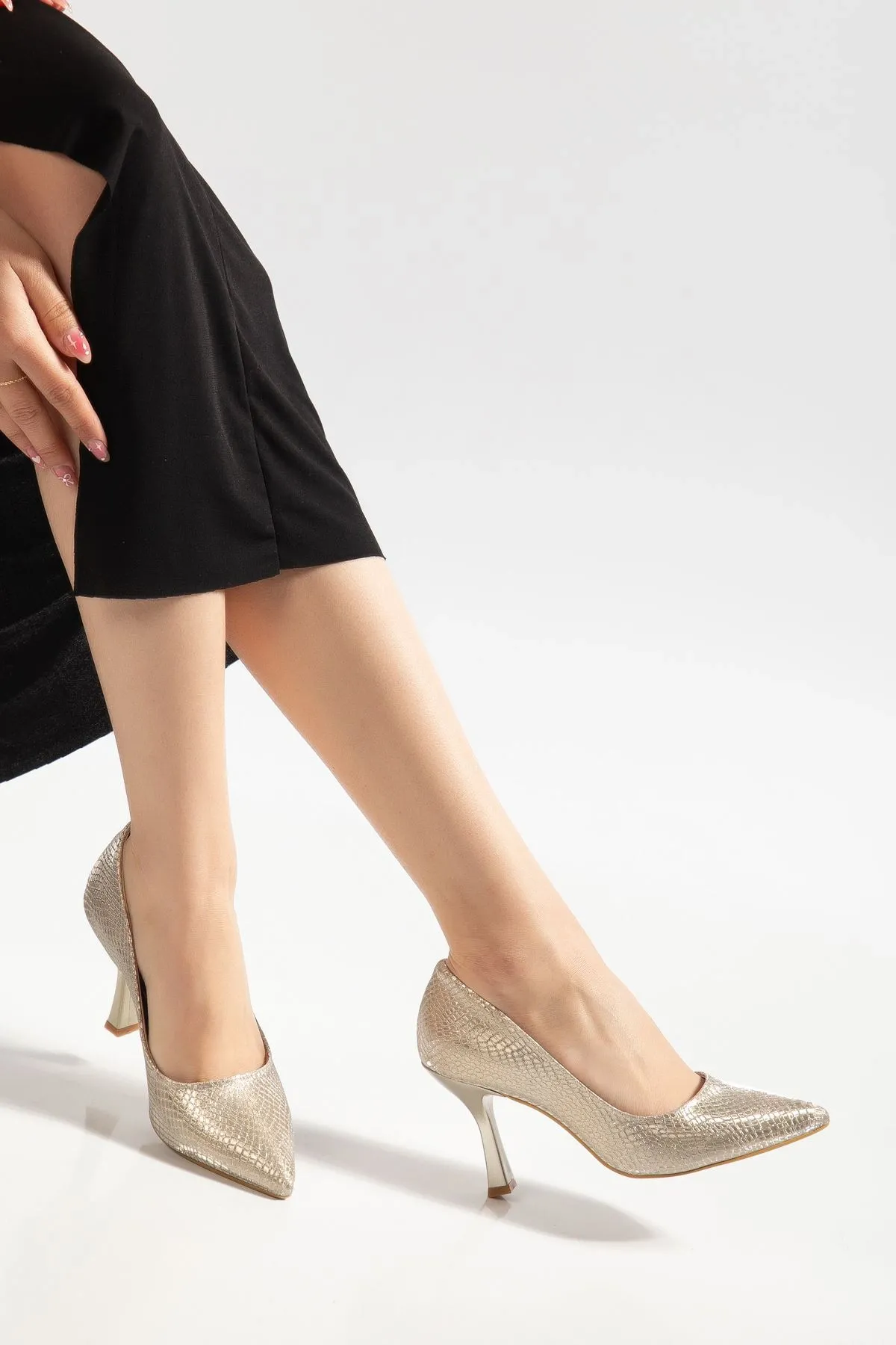 K-114 Gold Pul Desenli Sivri Burunlu  Topuklu Kadın Ayakkabı