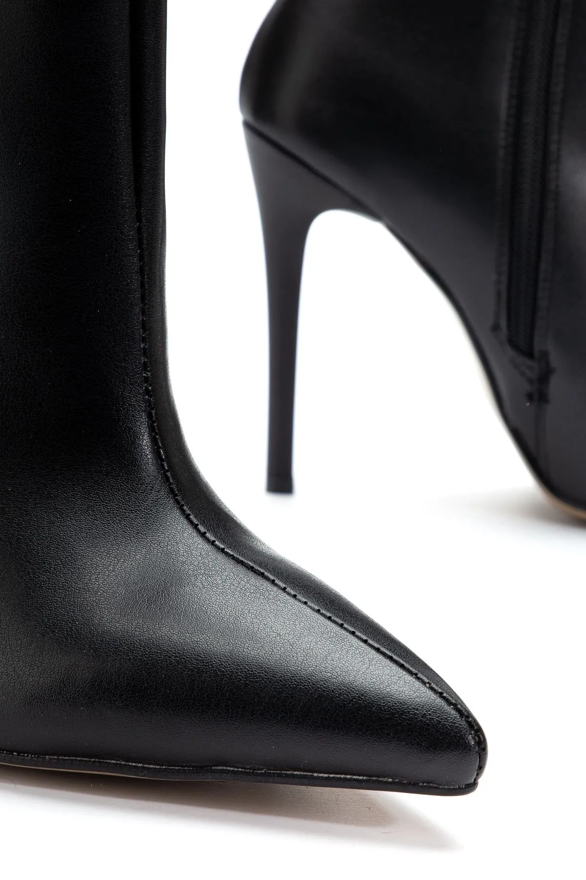 S-2008 Siyah Fermuarlı Sivri Burun İnce Topuk Günlük Kadın Bot