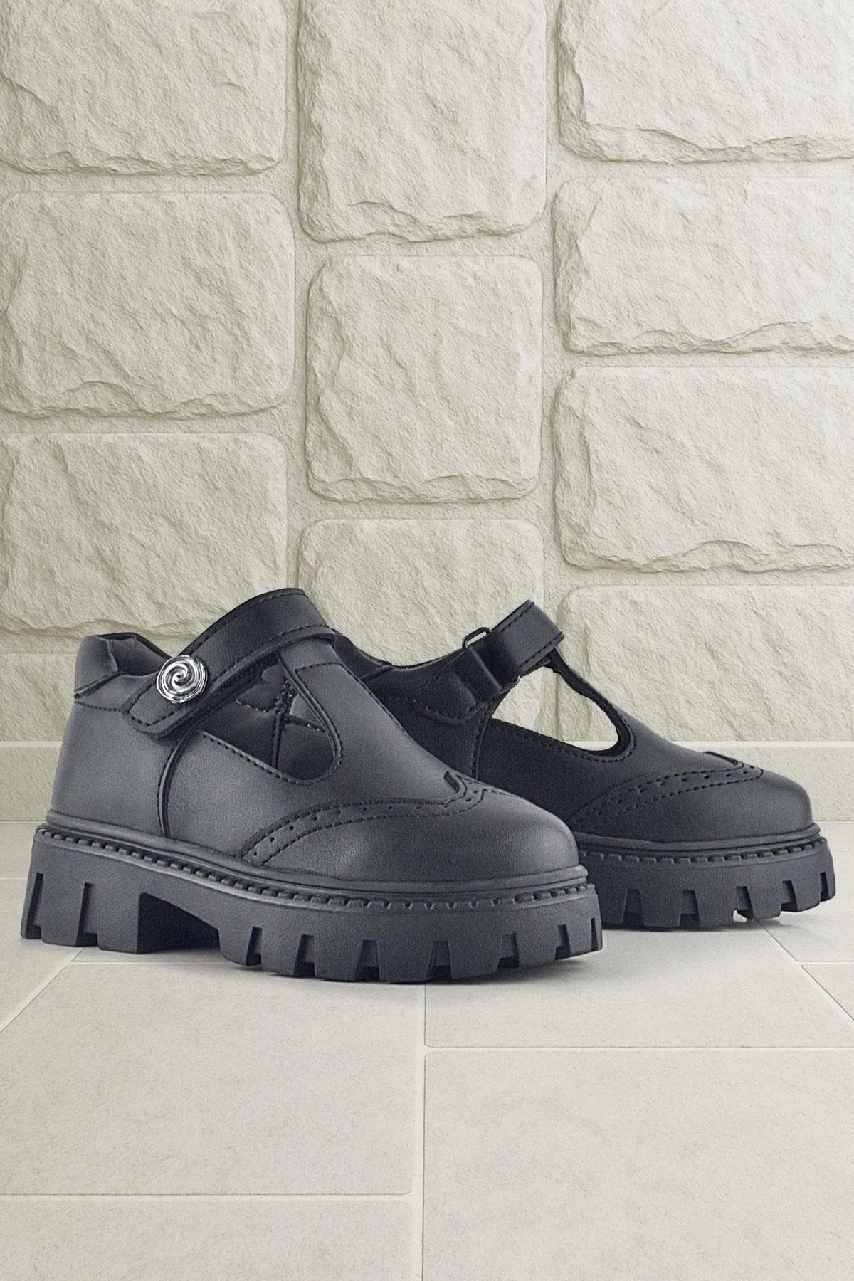 Siyah Mat Cırt Cırtlı Metal Detaylı Kız Çocuk Günlük Ayakkabı