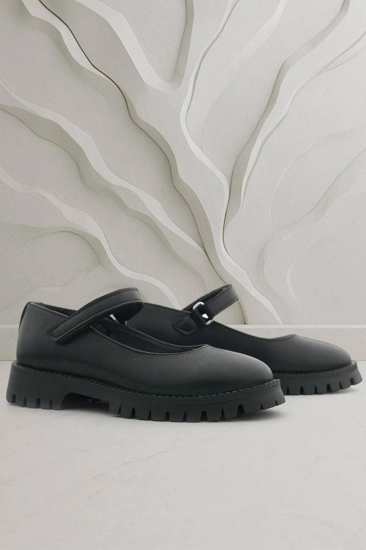 Siyah Mat Cırtlı Kalın Tabanlı Kız Çocuk Okul Ayakkabısı