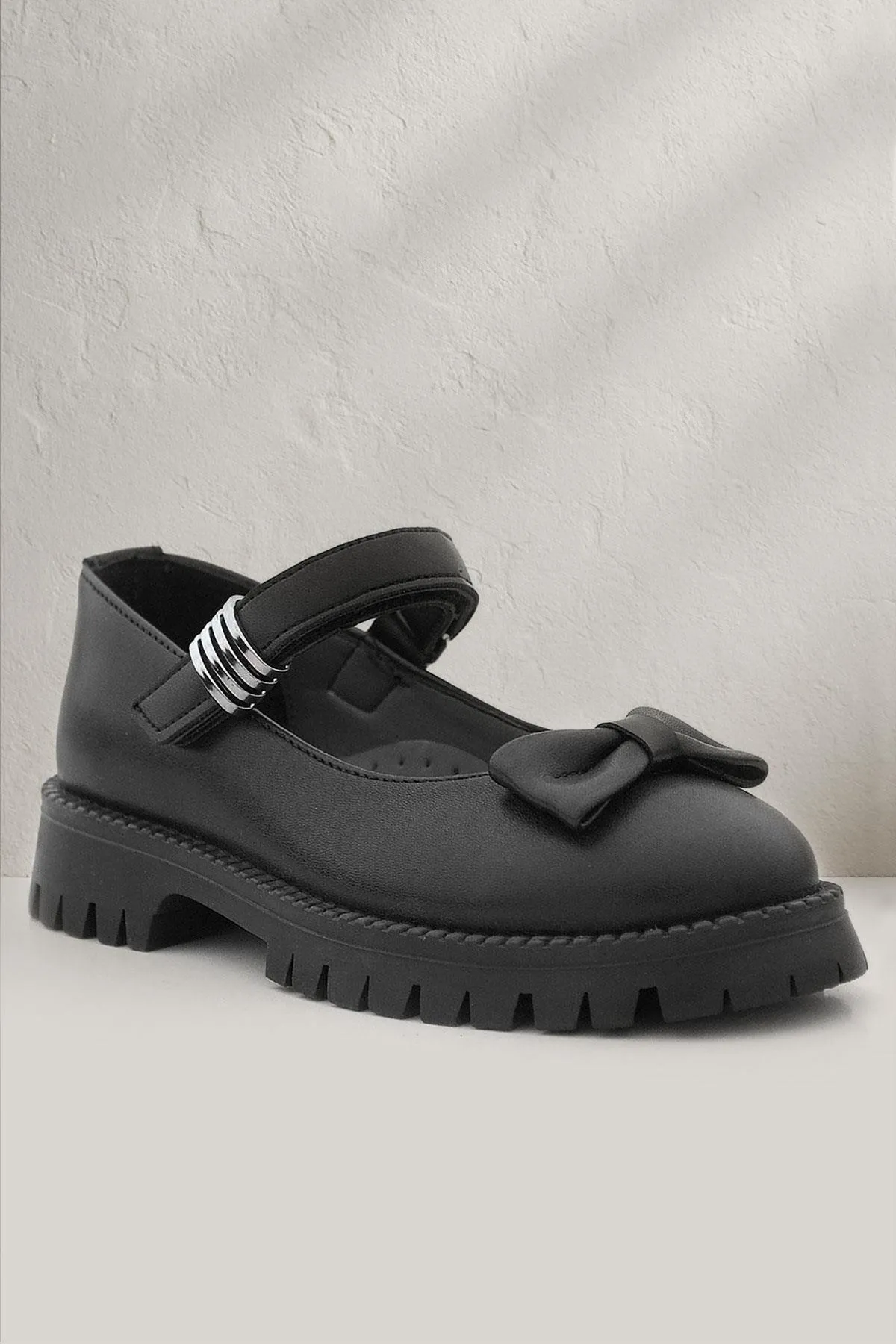 Siyah Mat Kalın Tabanlı Metal Detaylı Cırtlı Kız Çocuk Babet