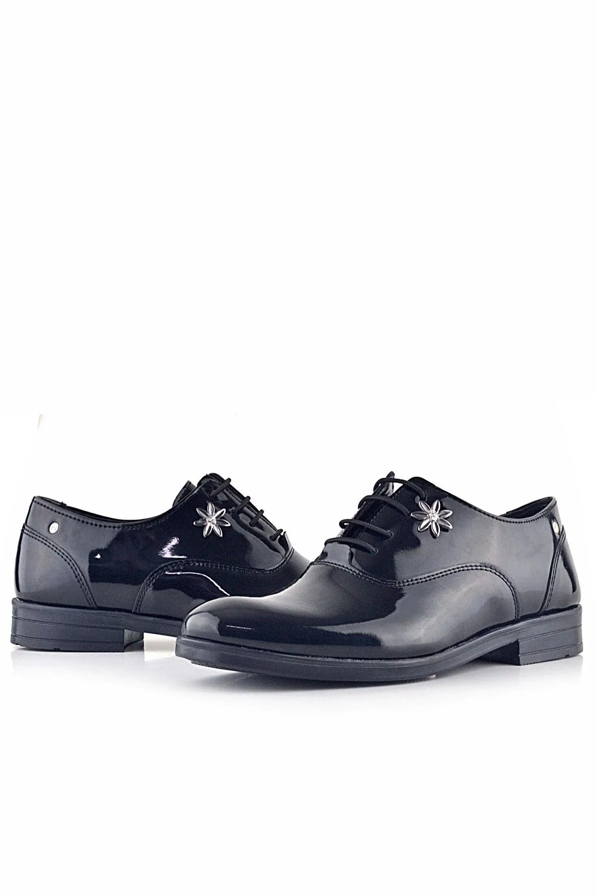 Siyah Rugan Bağcıklı Çiçek Detaylı Çocuk Klasik Ayakkabısı