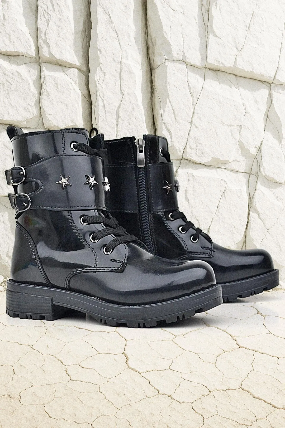 Siyah Rugan Bağcıklı Fermuarlı Yıldız Detaylı Kız Çocuk Bot