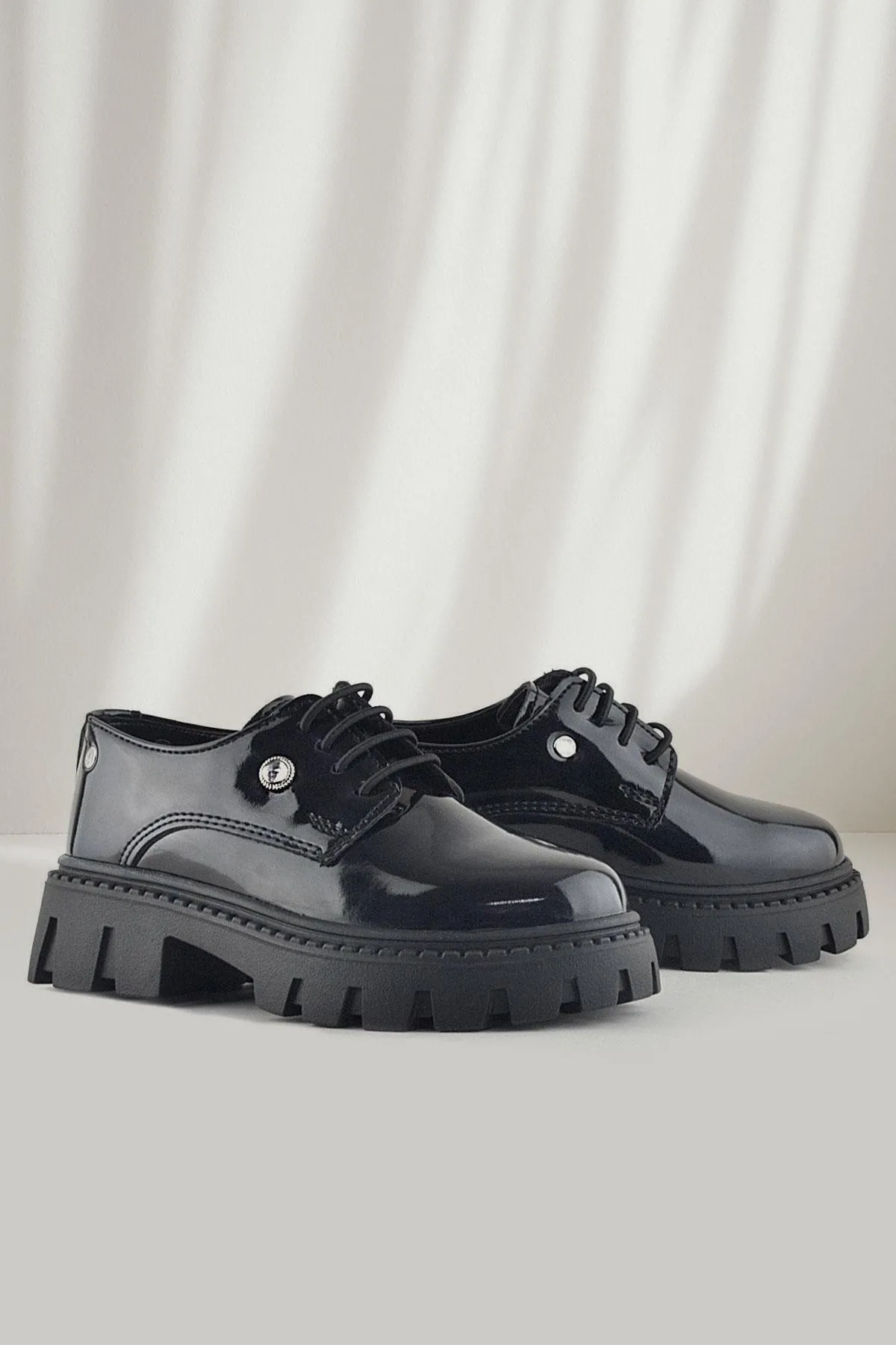 Siyah Rugan Bağcıklı Kız Çocuk Taş Detaylı Okul Ayakkabı