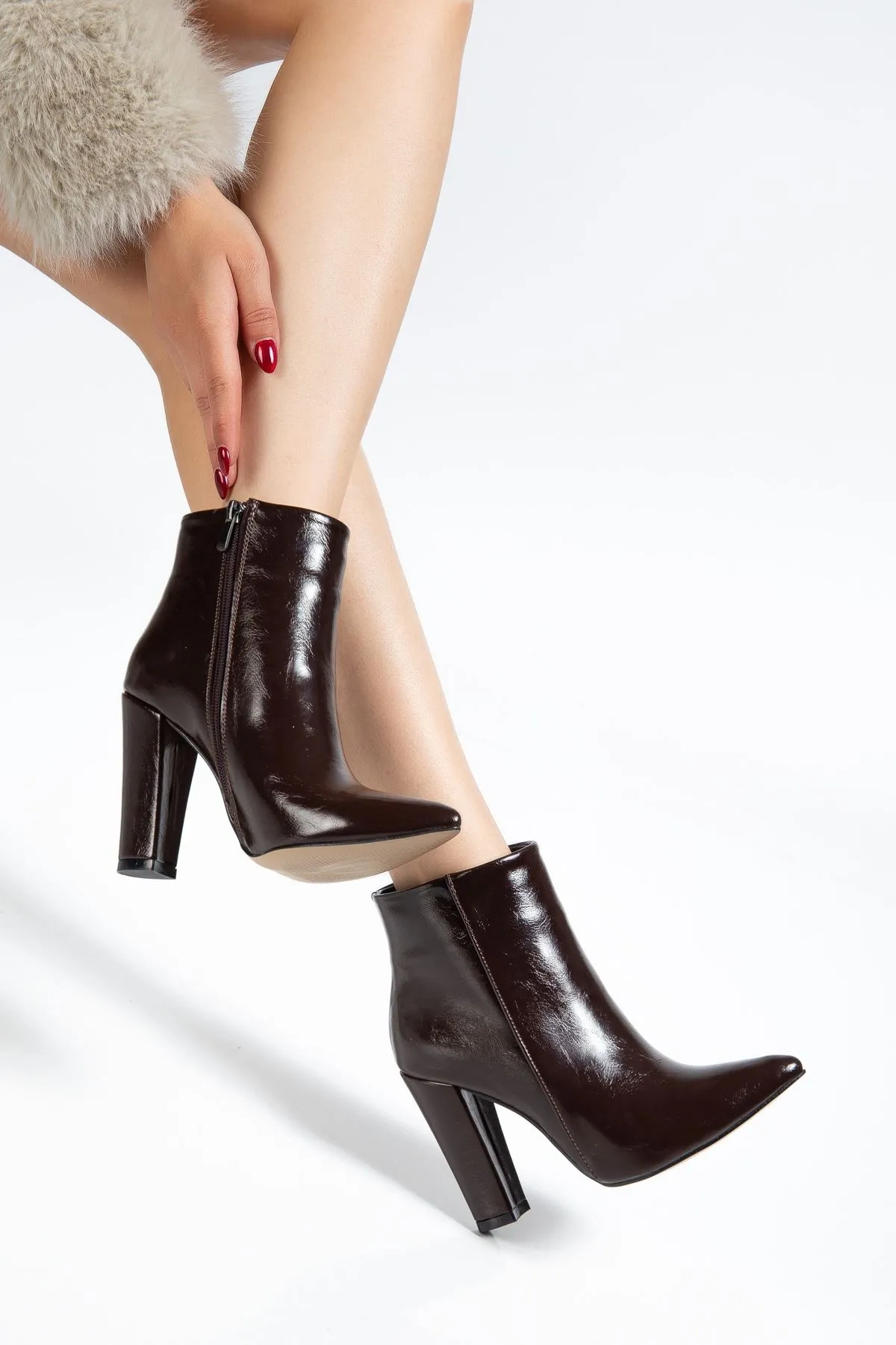 Vrt-4801  Kahve Kırışık Rugan Yüksek Kalın Topuklu Fermuarlı Kadın Bot