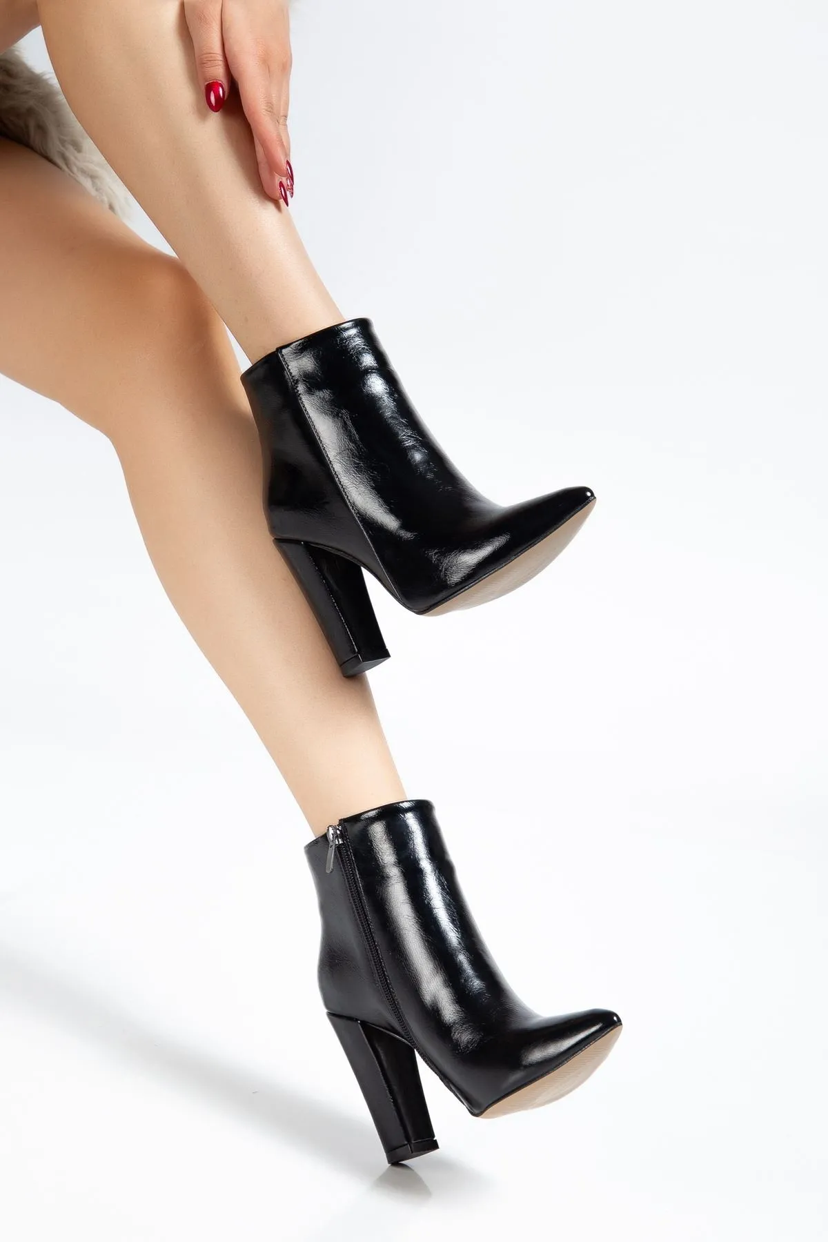 Vrt-4801  Siyah Kırışık Rugan Yüksek Kalın Topuklu Fermuarlı Kadın Bot