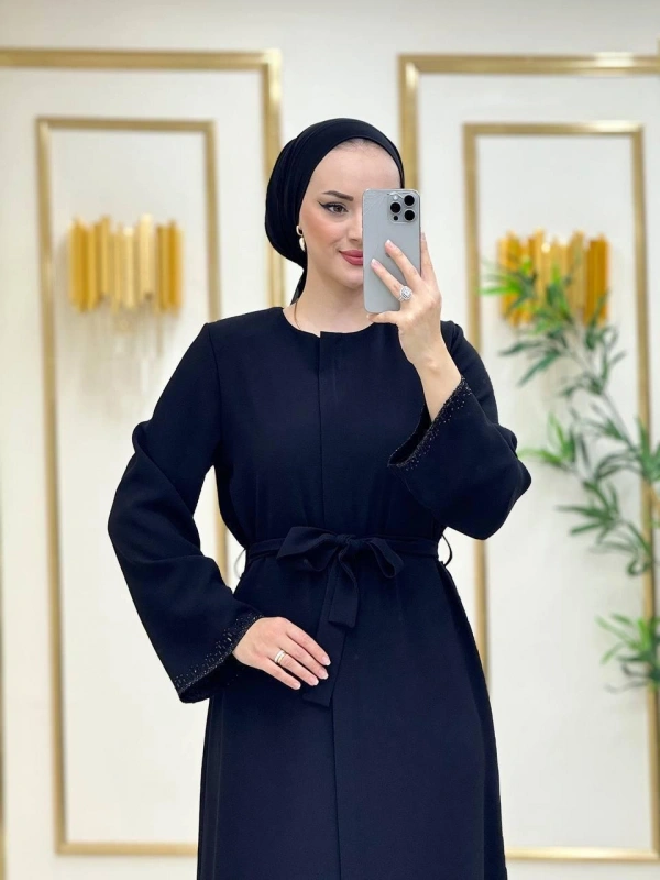Siyah Petek Krep Kumaş Belden Bağlamalı Fermuarlı Kolları Taş Detaylı Ferace Modelimiz