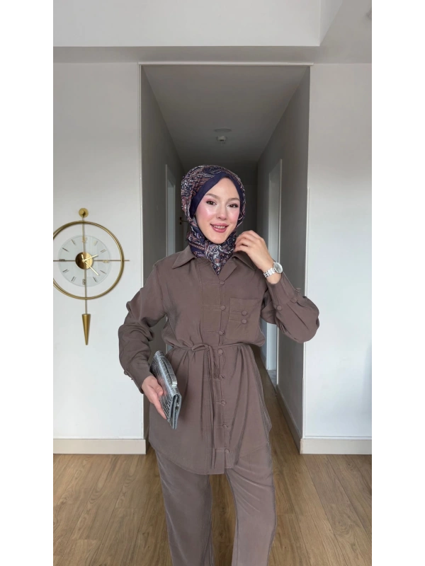 Kahve Rengi Pantolonlu Takım Mdelimiz