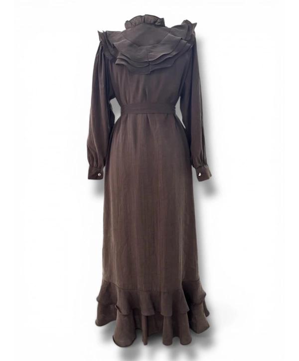 Acı Kahve Modal Kumaş Yaka Göğüs Ve Eteği Fırfırlı Elbise Modelimiz