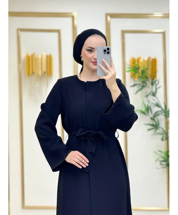 Siyah Petek Krep Kumaş Belden Bağlamalı Fermuarlı Kolları Taş Detaylı Ferace Modelimiz