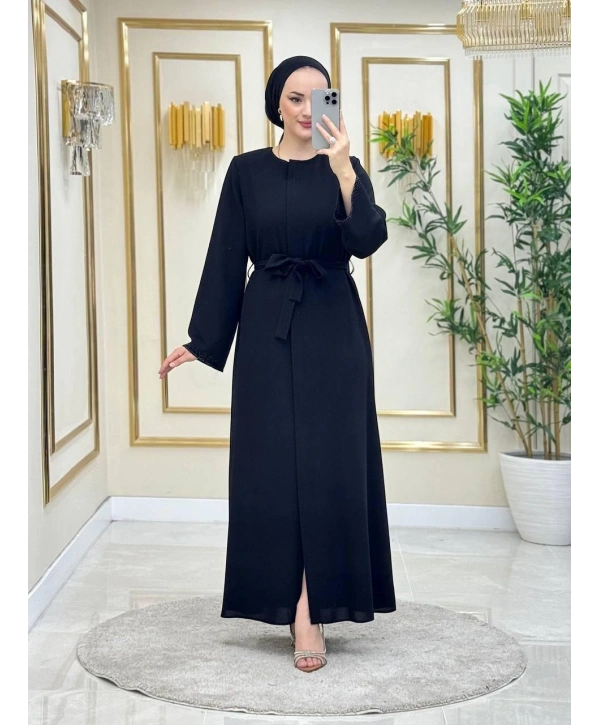 Siyah Petek Krep Kumaş Belden Bağlamalı Fermuarlı Kolları Taş Detaylı Ferace Modelimiz