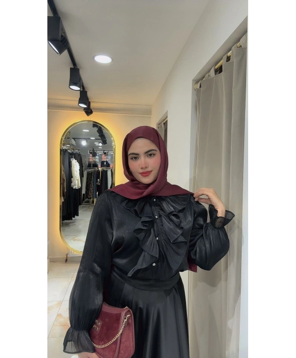 Siyah Janjan Şifon Kumaş İçi Astarlı Kol Ve Göğüs Fırfır Detaylı Gömlek Modelimiz