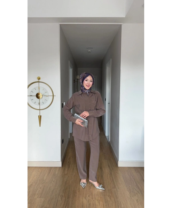 Kahve Rengi Pantolonlu Takım Mdelimiz