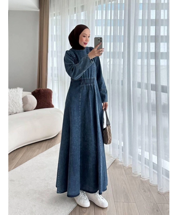 Mavi Kaliteli Kumaşlı Ve Sade Duruşlu Modelimiz