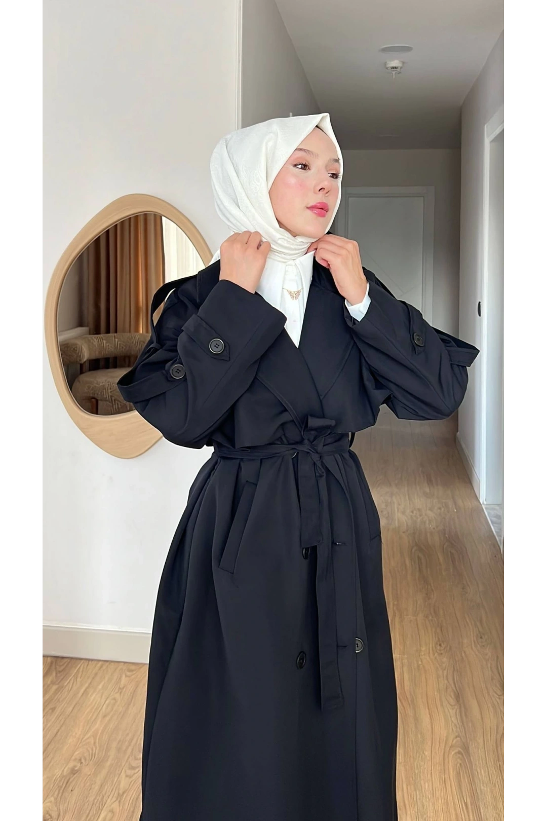 Siyah Kuşaklı Trençkot: Klasik Yaka Tesettür Dış Giyim