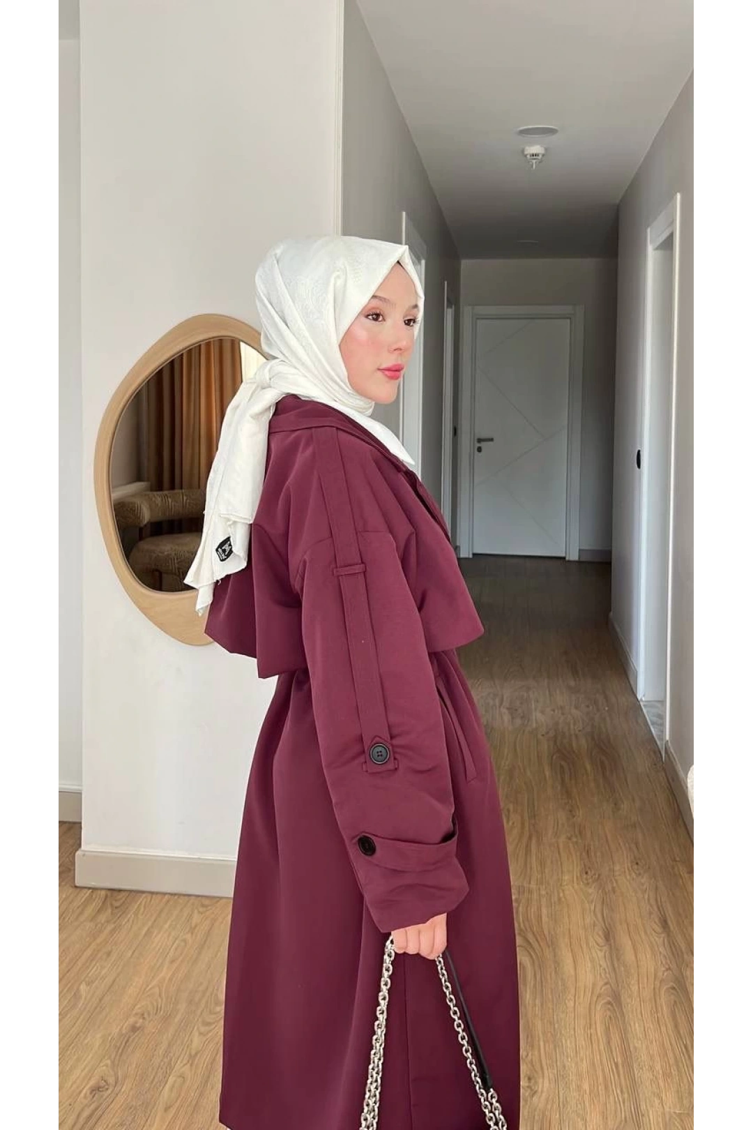 Bordo Kuşaklı Trençkot: Klasik Yaka Tesettür Dış Giyim