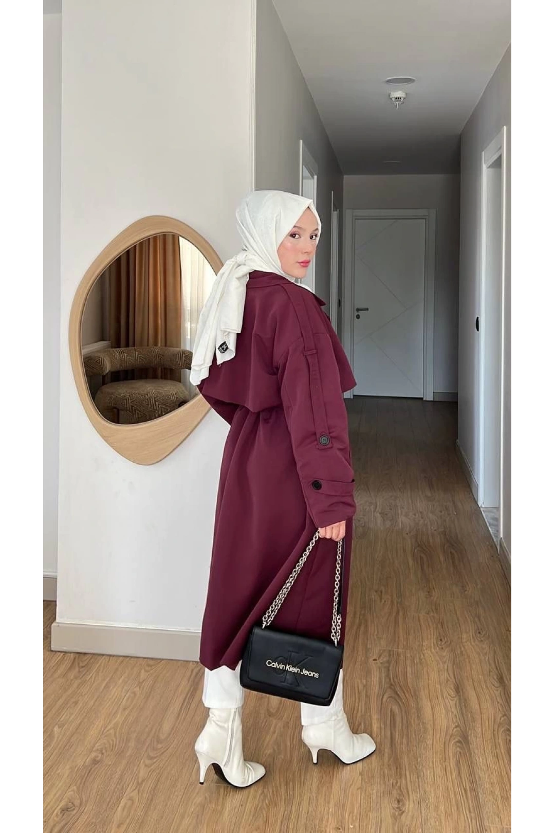 Bordo Kuşaklı Trençkot: Klasik Yaka Tesettür Dış Giyim