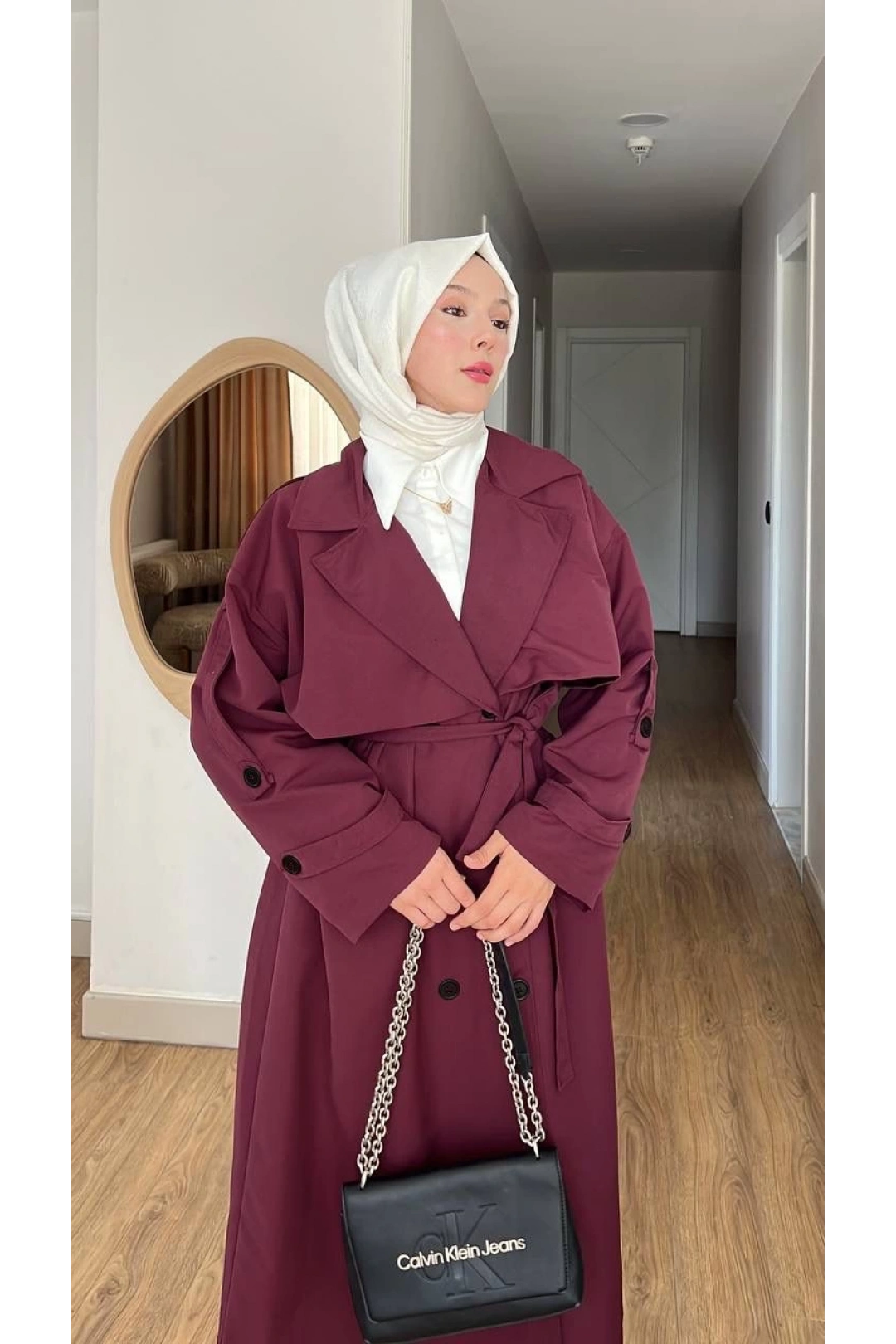 Bordo Kuşaklı Trençkot: Klasik Yaka Tesettür Dış Giyim