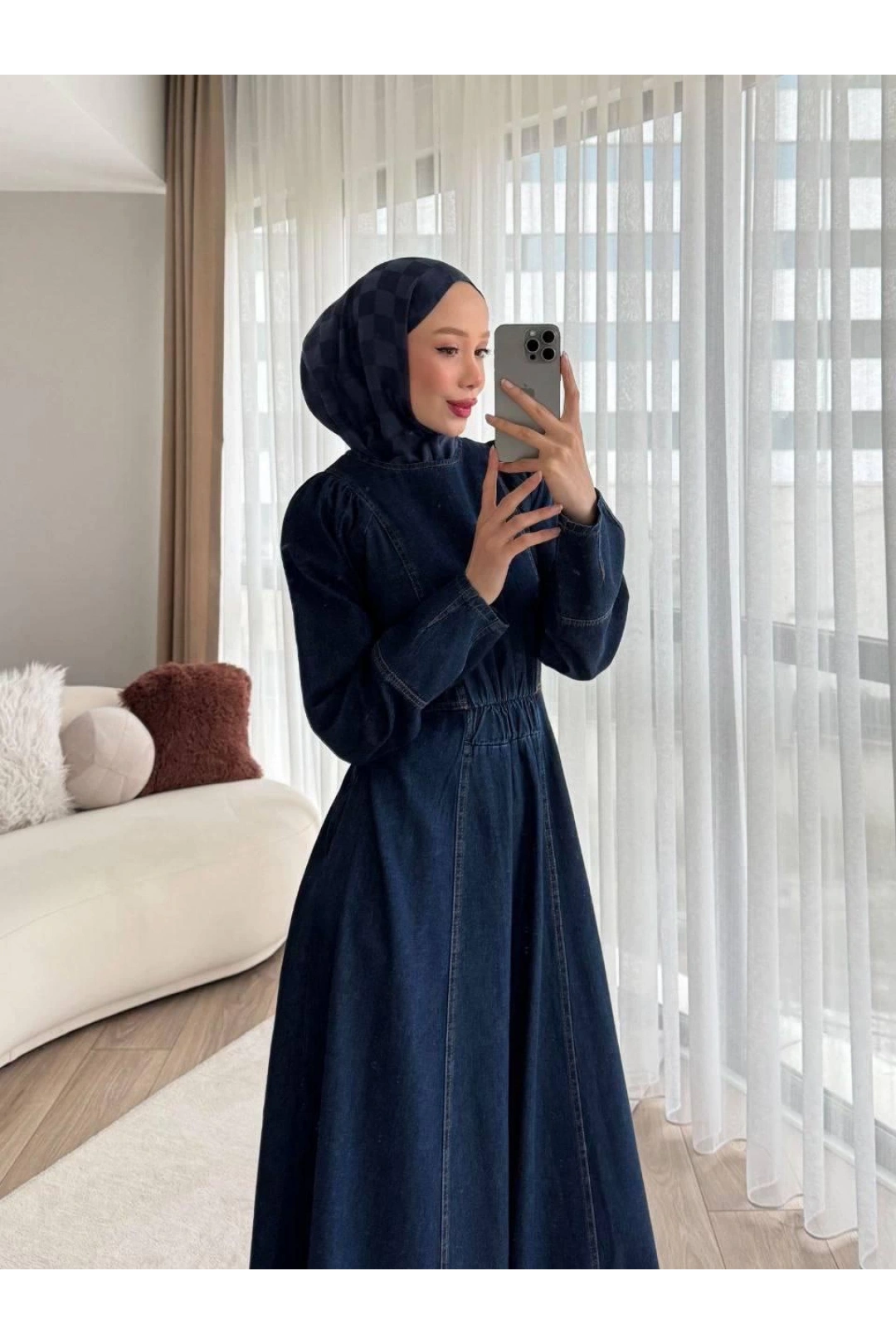 Lacivert Kaliteli Kumaşlı Ve Sade Duruşlu Modelimiz