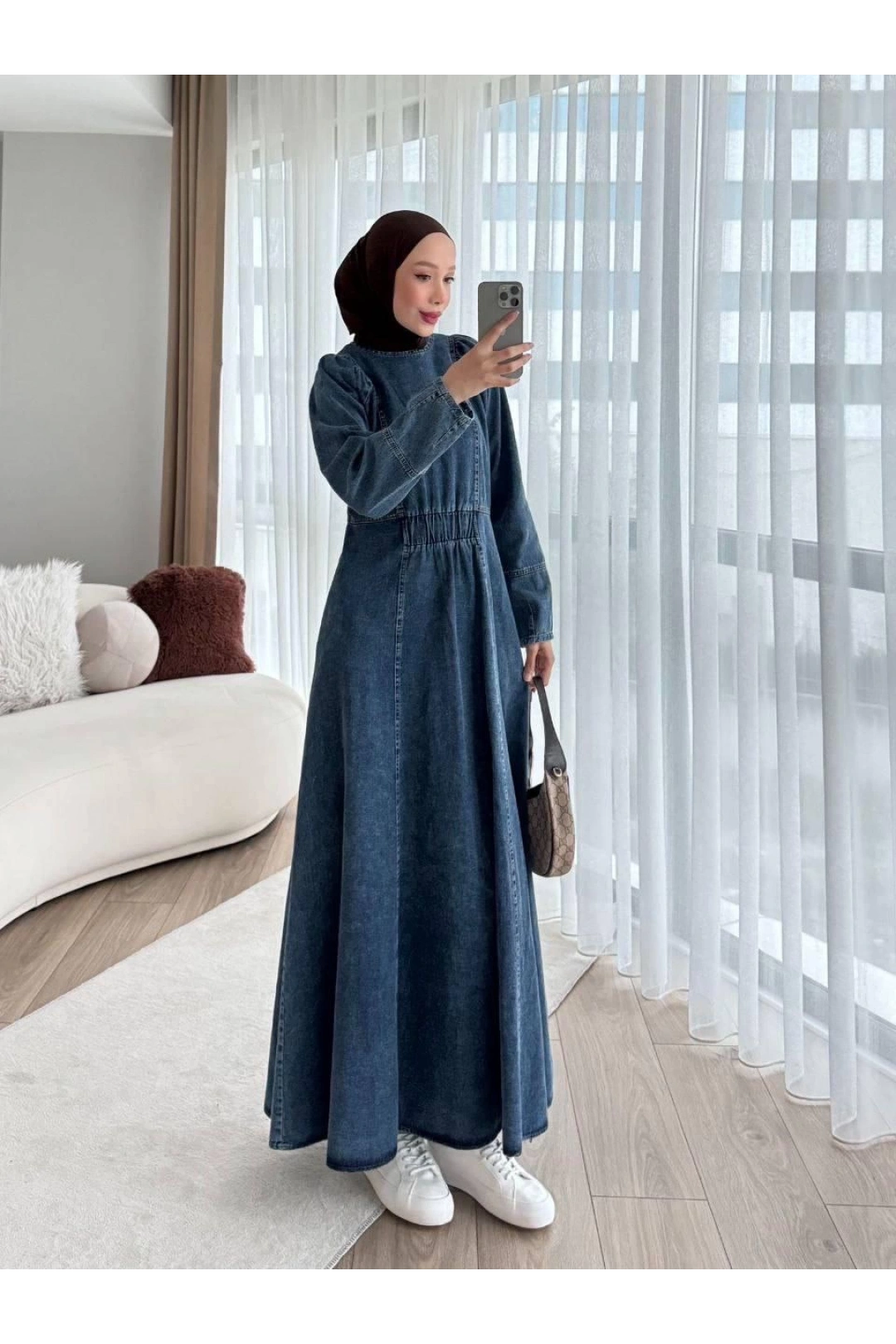 Mavi Kaliteli Kumaşlı Ve Sade Duruşlu Modelimiz