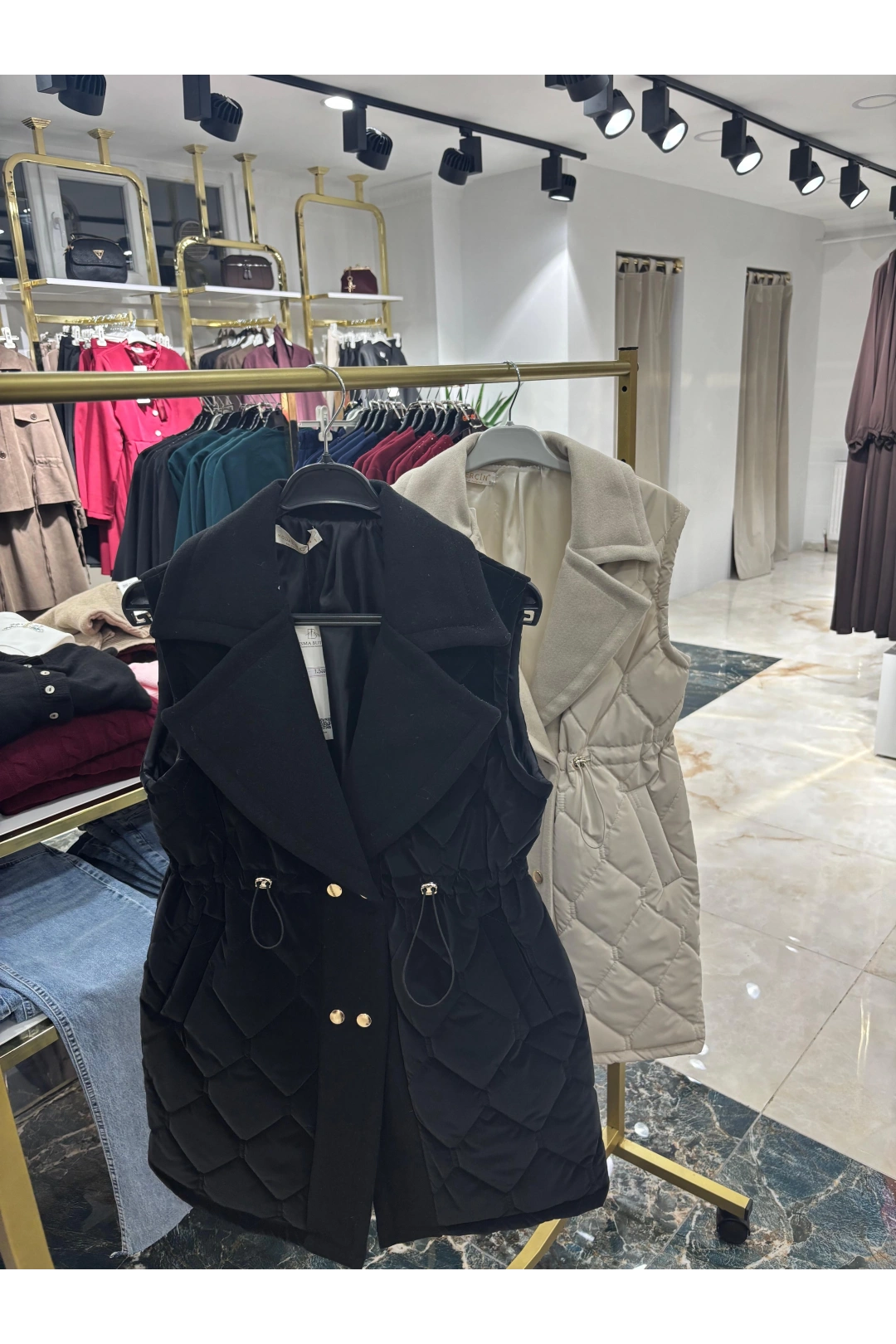 Siyah Kaşe Garneli Baklava Desenli Şişme Yelek Modelimiz