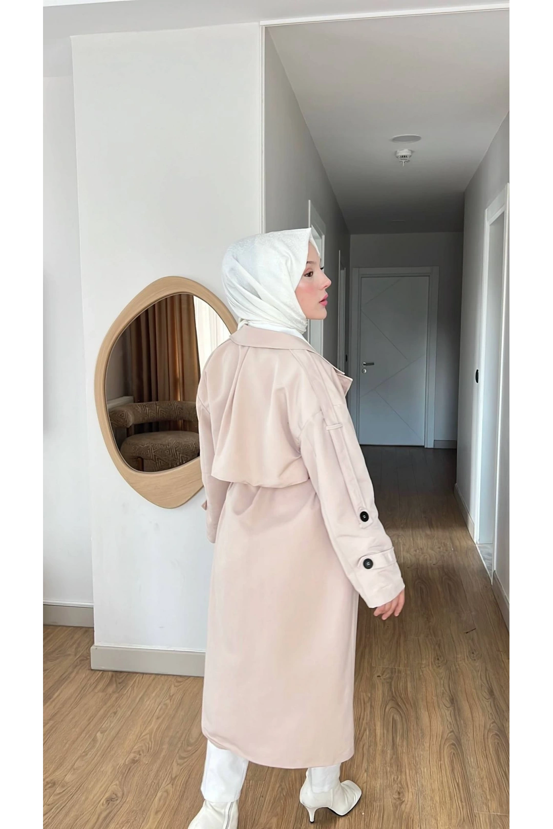 Krem Kuşaklı Trençkot: Klasik Yaka Tesettür Dış Giyim
