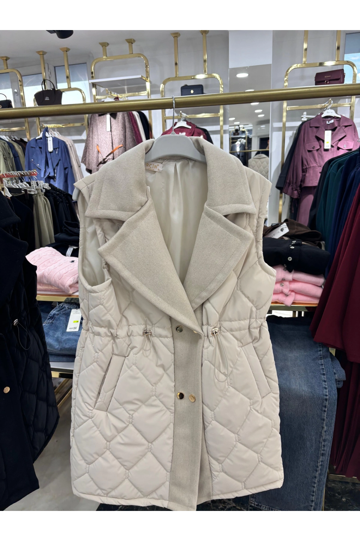 Bej Kaşe Garneli Baklava Desenli Şişme Yelek Modelimiz