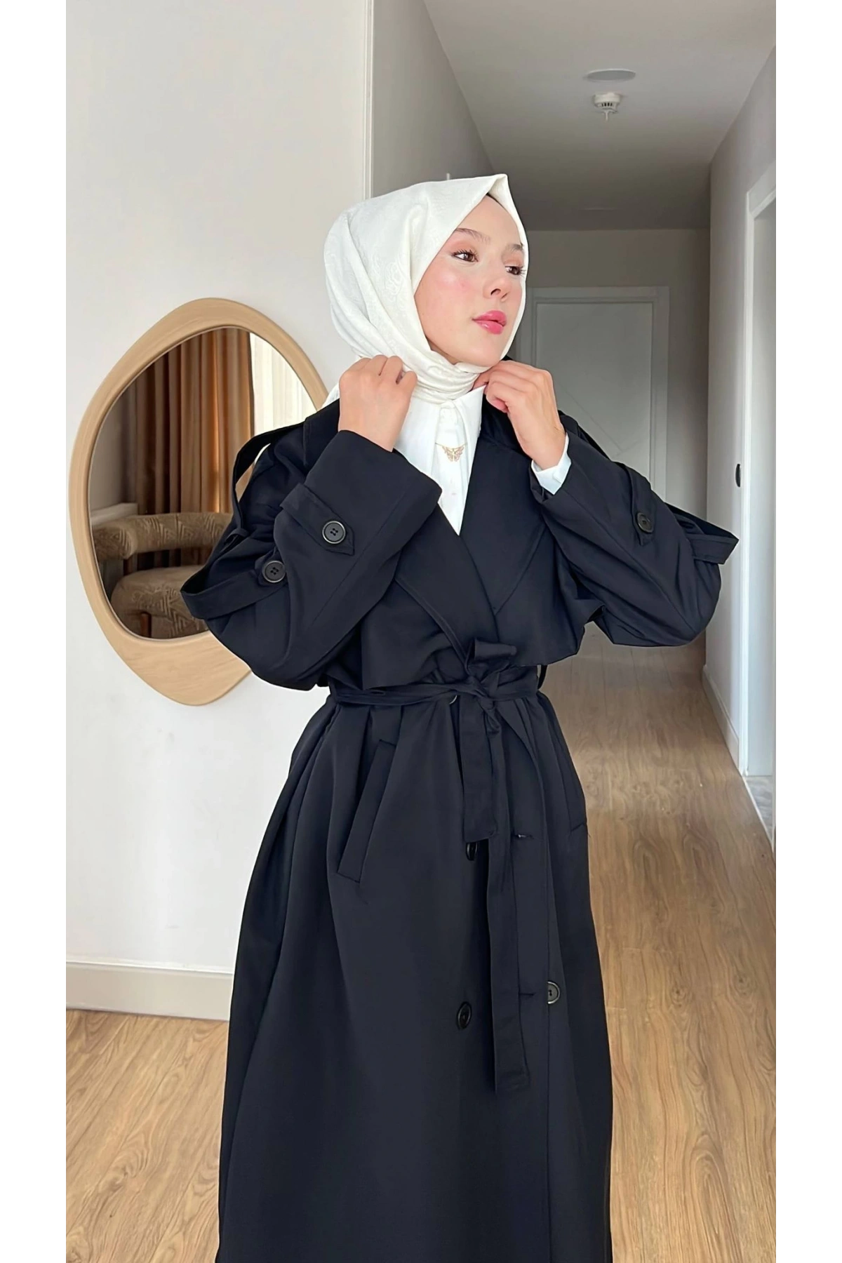 Siyah Kuşaklı Trençkot: Klasik Yaka Tesettür Dış Giyim