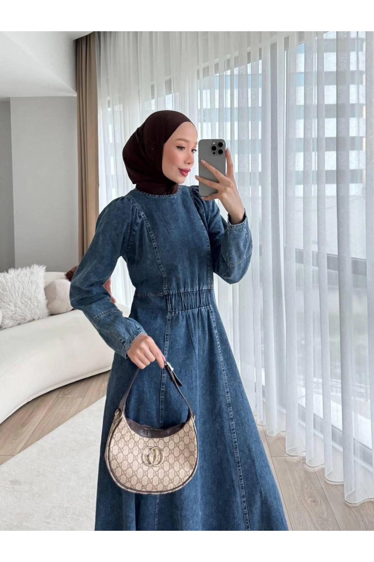 Mavi Kaliteli Kumaşlı Ve Sade Duruşlu Modelimiz