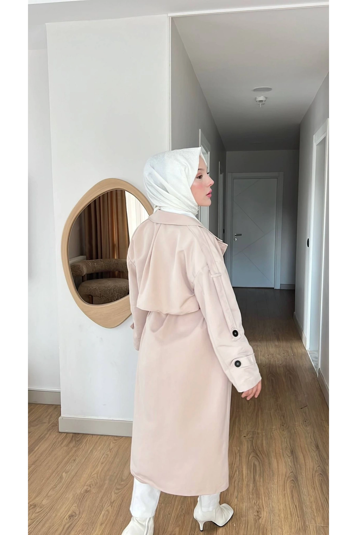 Krem Kuşaklı Trençkot: Klasik Yaka Tesettür Dış Giyim