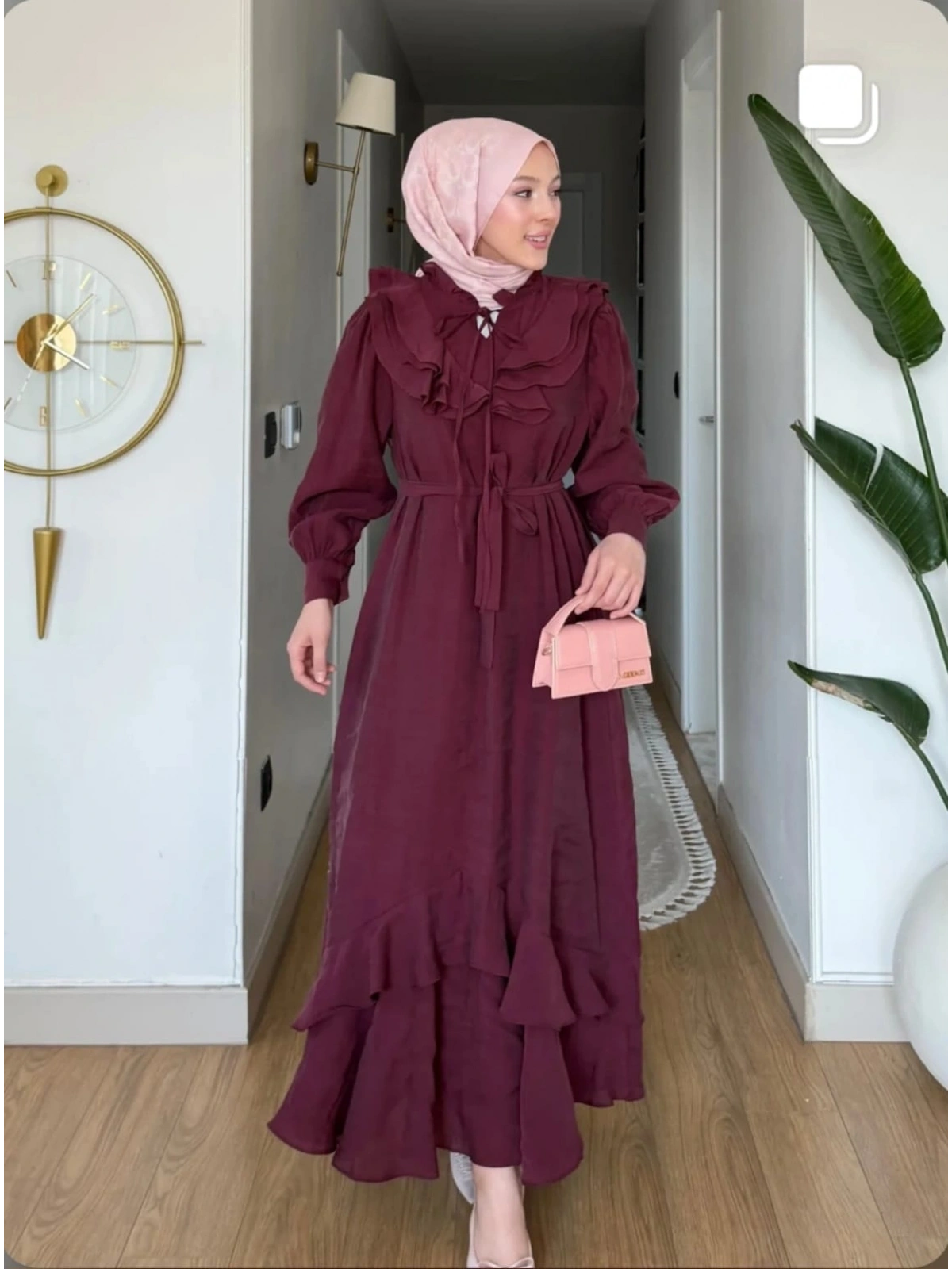 Mürdüm Modal Kumaş Yaka Göğüs Ve Eteği Fırfırlı Elbise Modelimiz