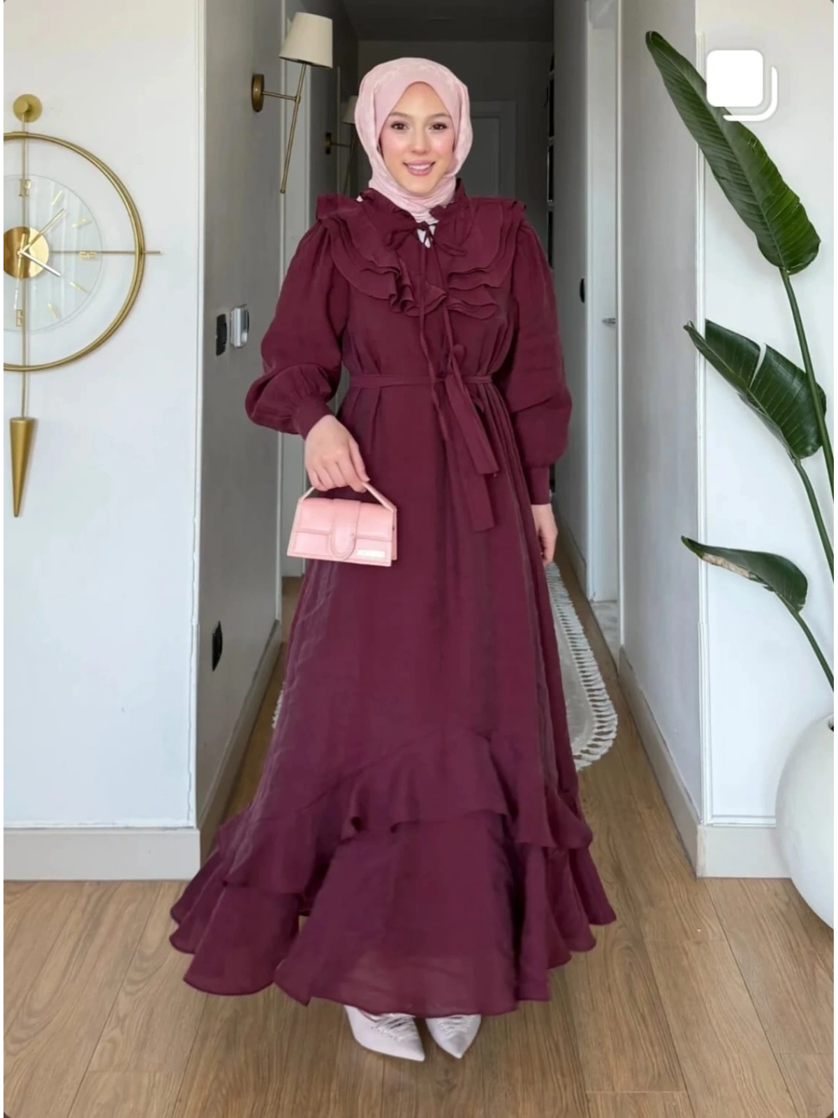 Mürdüm Modal Kumaş Yaka Göğüs Ve Eteği Fırfırlı Elbise Modelimiz