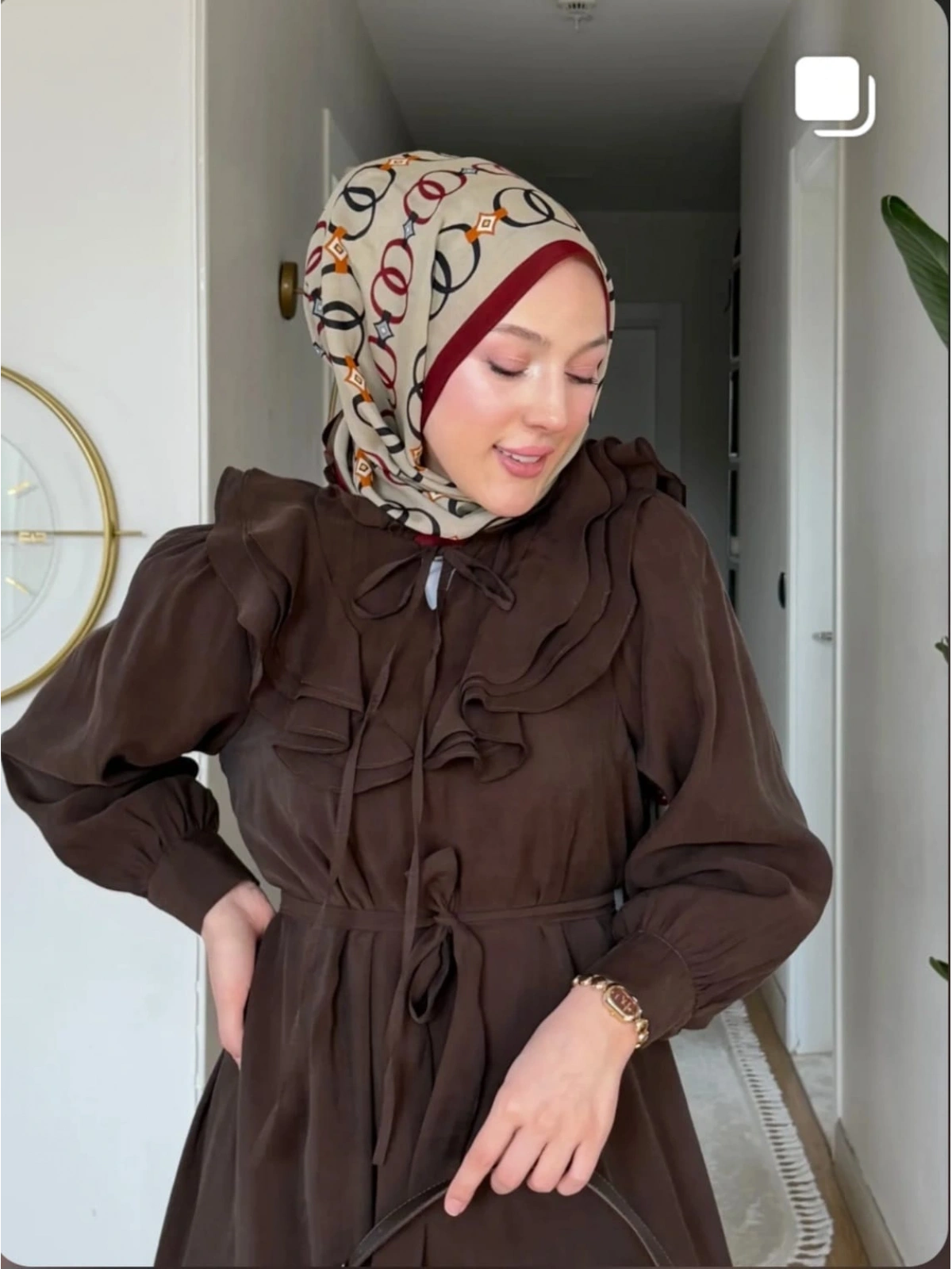 Acı Kahve Modal Kumaş Yaka Göğüs Ve Eteği Fırfırlı Elbise Modelimiz