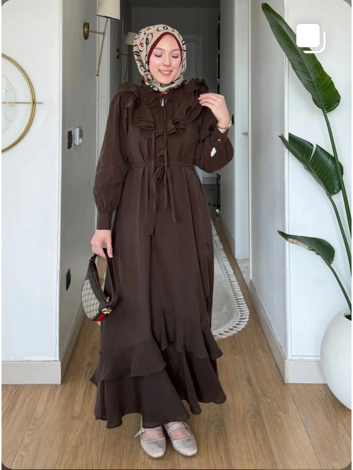 Acı Kahve Modal Kumaş Yaka Göğüs Ve Eteği Fırfırlı Elbise Modelimiz