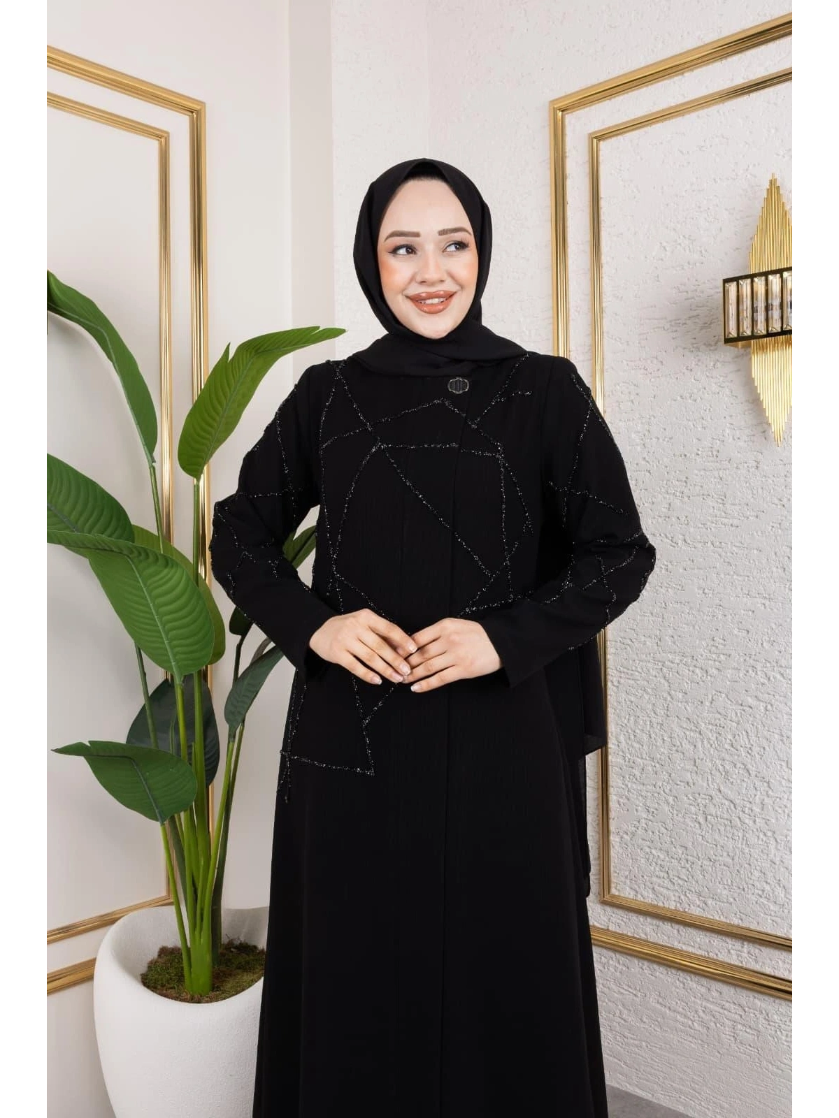 Siyah Petek Krep Kumaş Taş Detaylı Fermuarlı Ferace Modelimiz