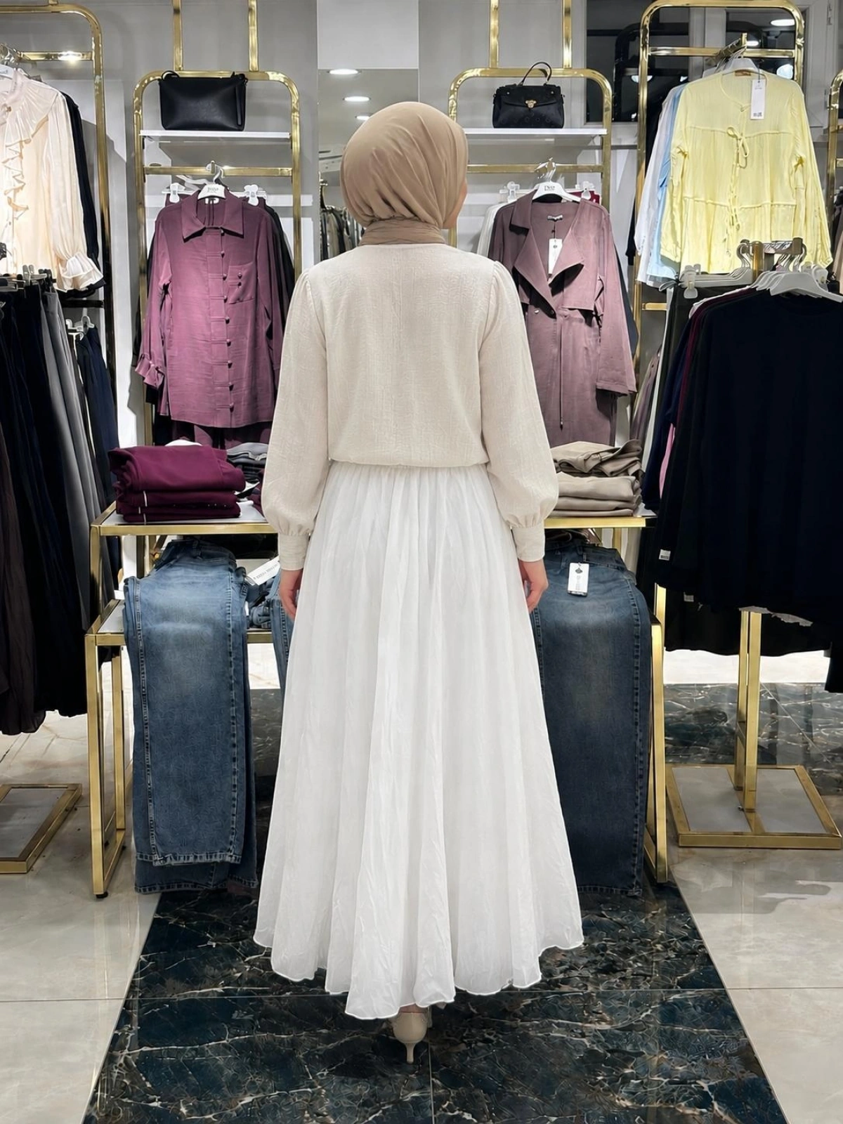 Beyaz İçi Astarlı Beli Lastikli Kırışık Etek Modelimiz