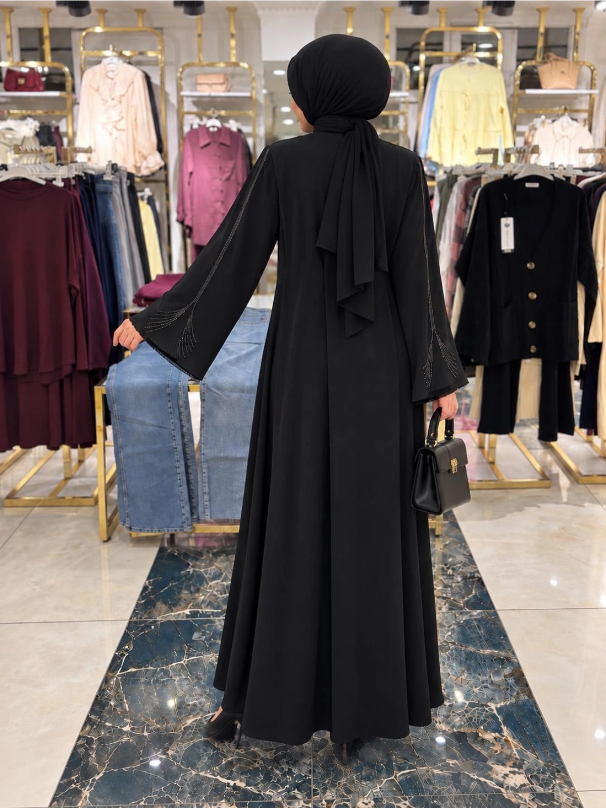 Siyah Kolları Taş Detaylı Ferace Modelimiz