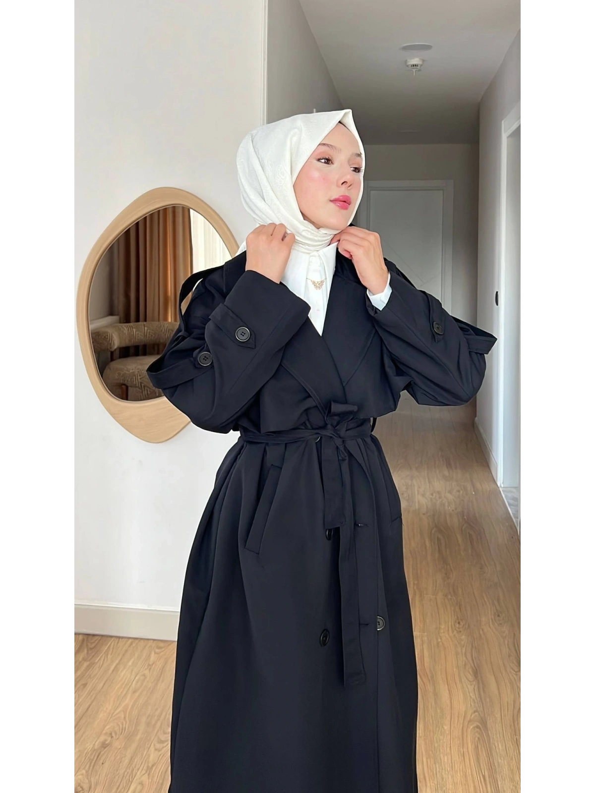 Siyah Kuşaklı Trençkot: Klasik Yaka Tesettür Dış Giyim