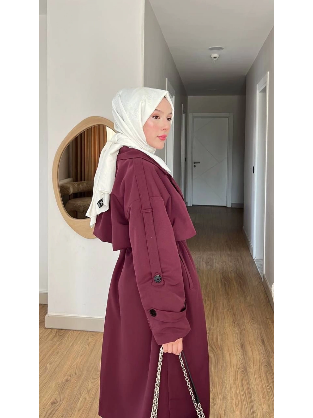 Bordo Kuşaklı Trençkot: Klasik Yaka Tesettür Dış Giyim