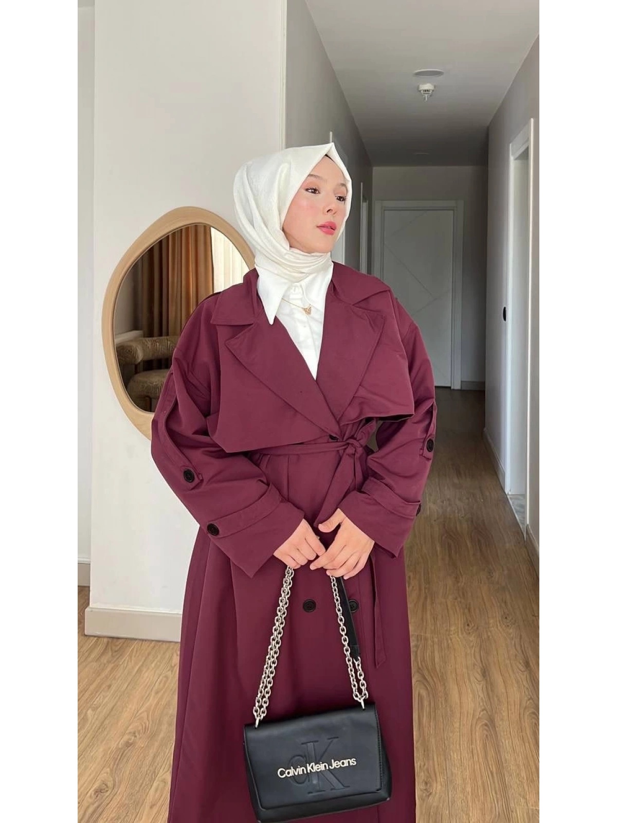 Bordo Kuşaklı Trençkot: Klasik Yaka Tesettür Dış Giyim
