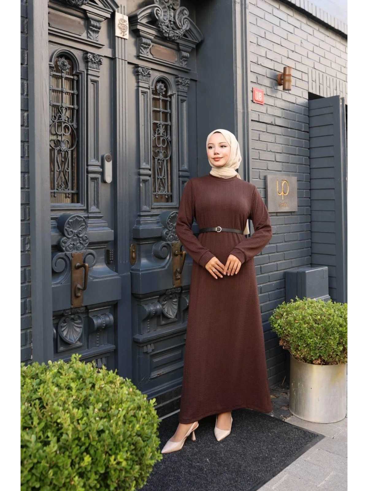 Kahve Rengi Burgu Örme Kumaş Elbise Modelimiz