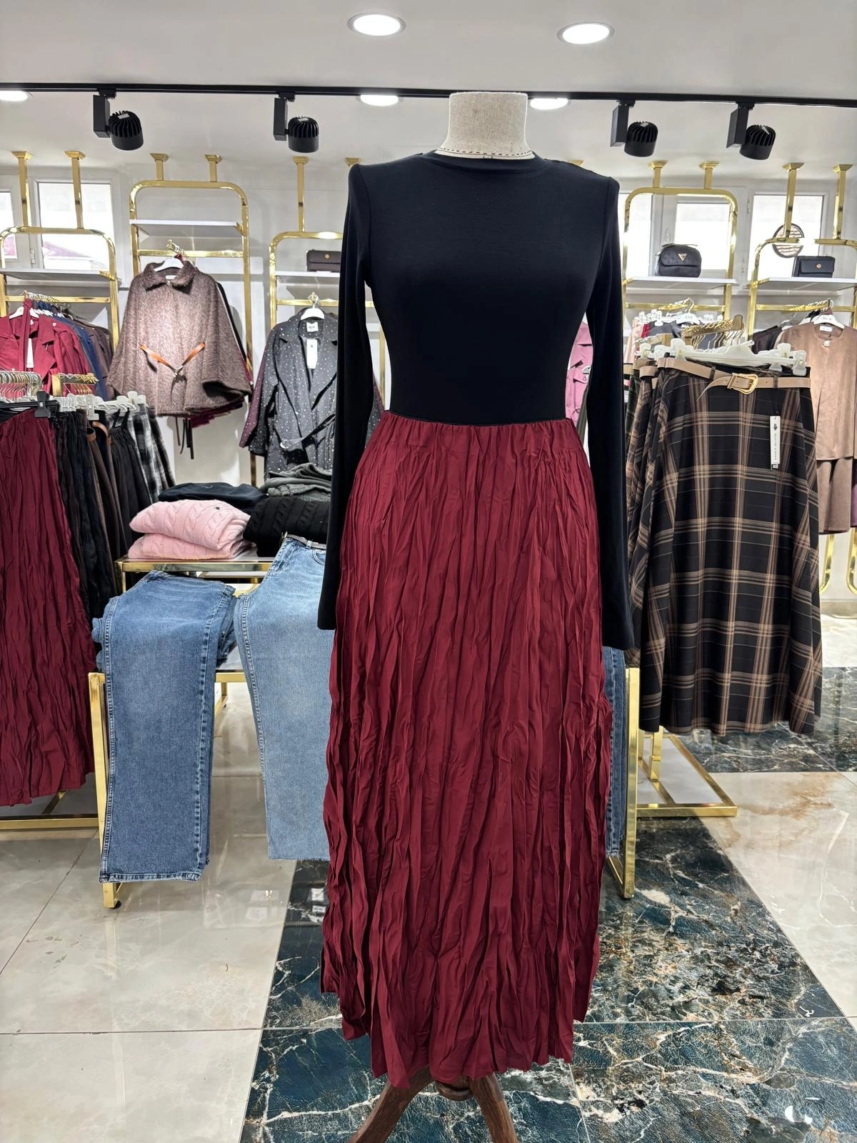 Kırmızı Beli Lastikli Kırışık Etek Modelimiz