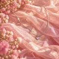 Hologramlı Kalpli Choker