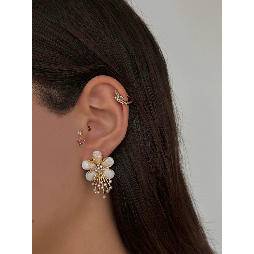 Beyaz Çiçek Detay Küpe