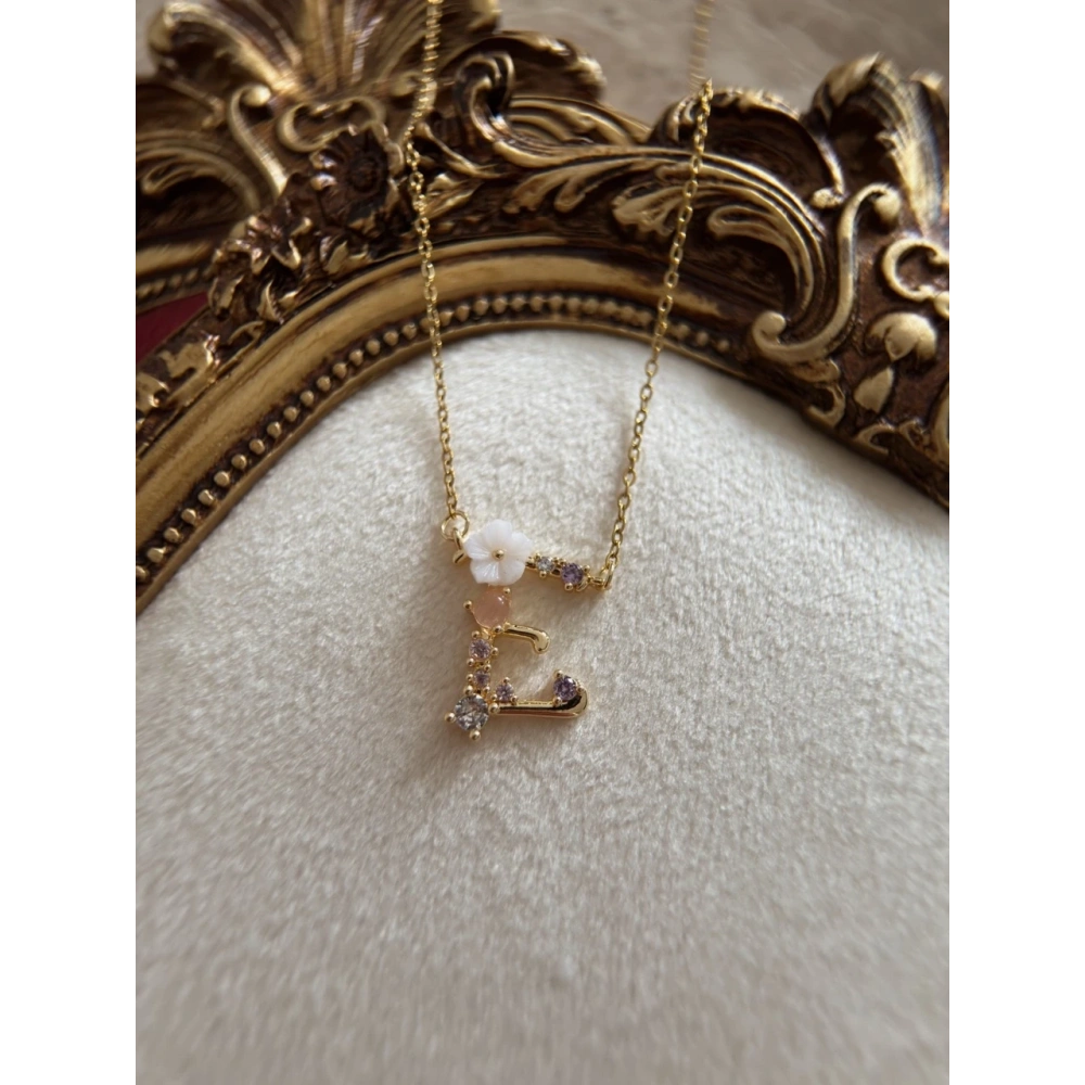 Çelik Çiçek Detaylı E Harfli Kolye