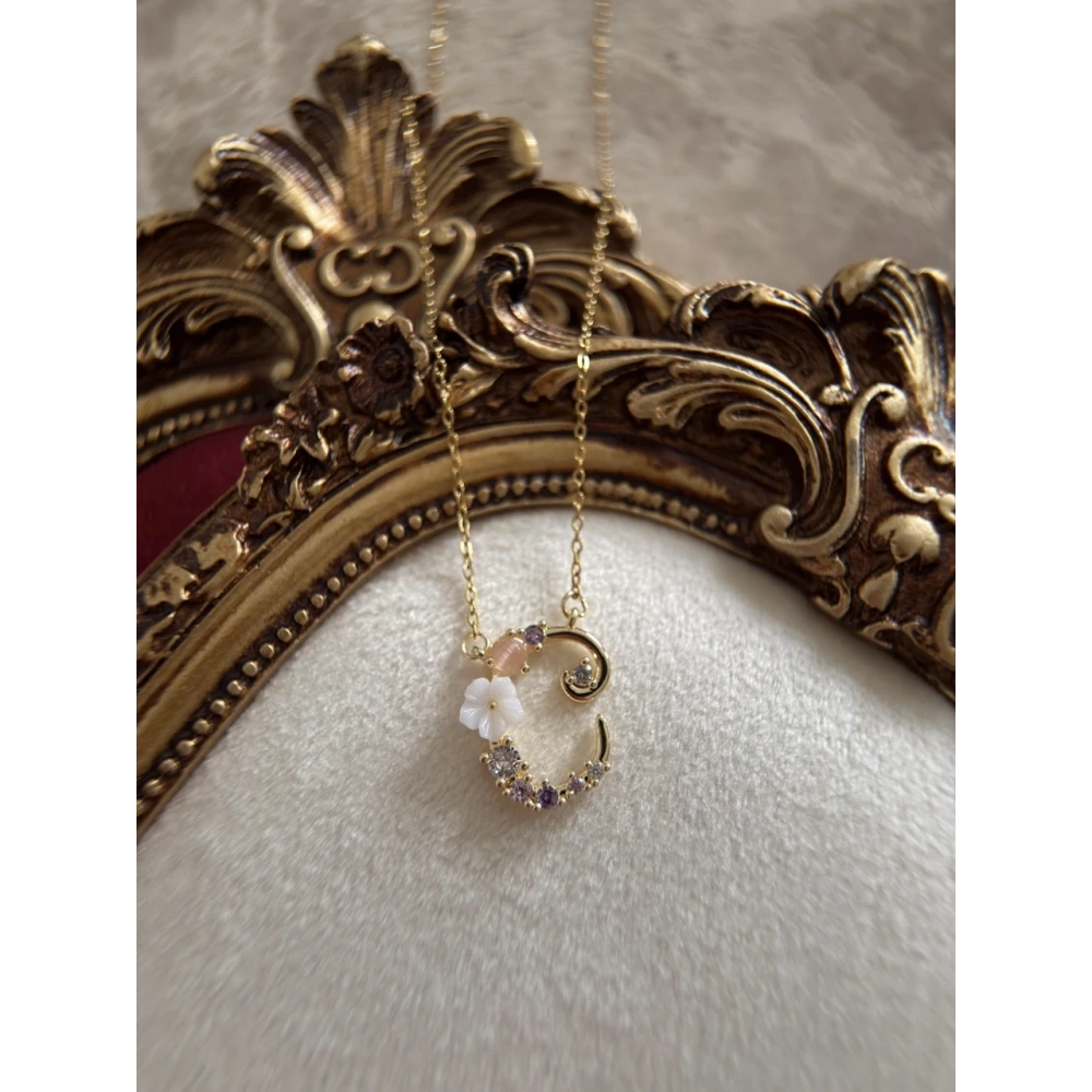 Çelik Çiçekli C Harfli Kolye