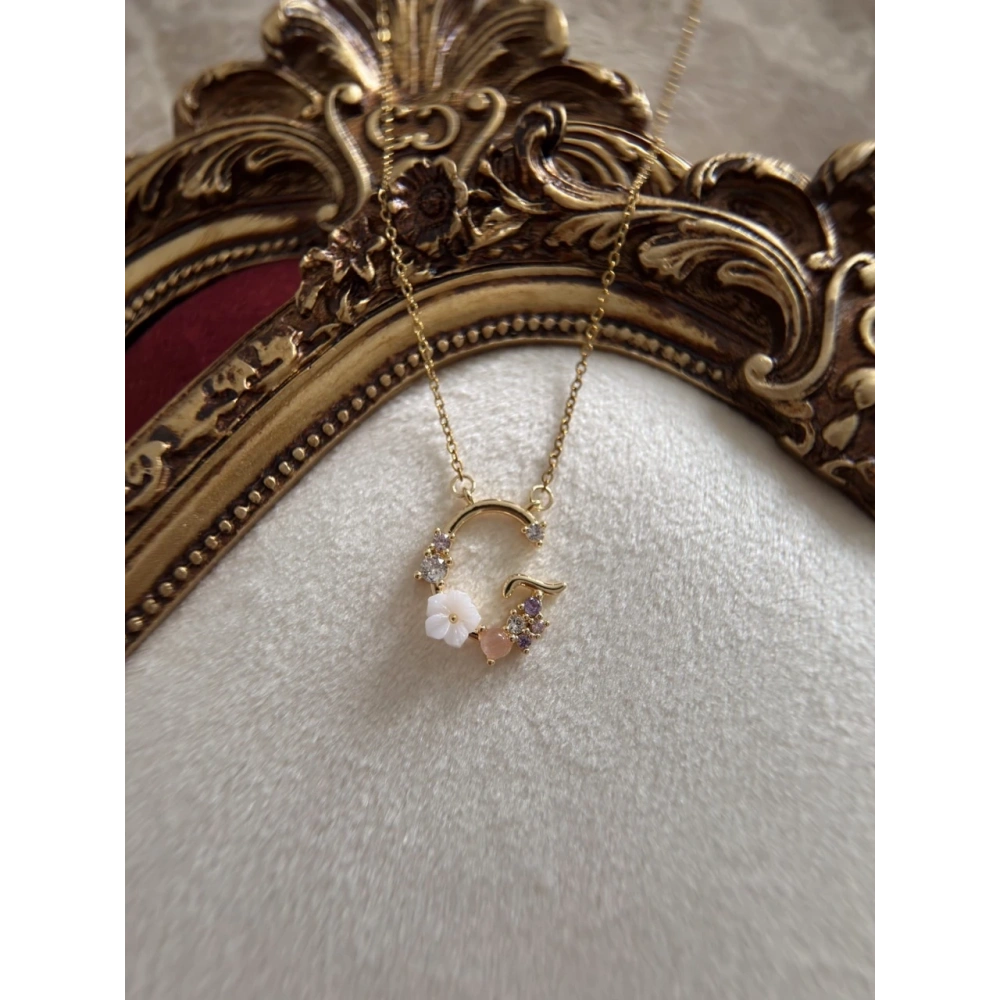 Çelik Çiçekli G Harfli Kolye