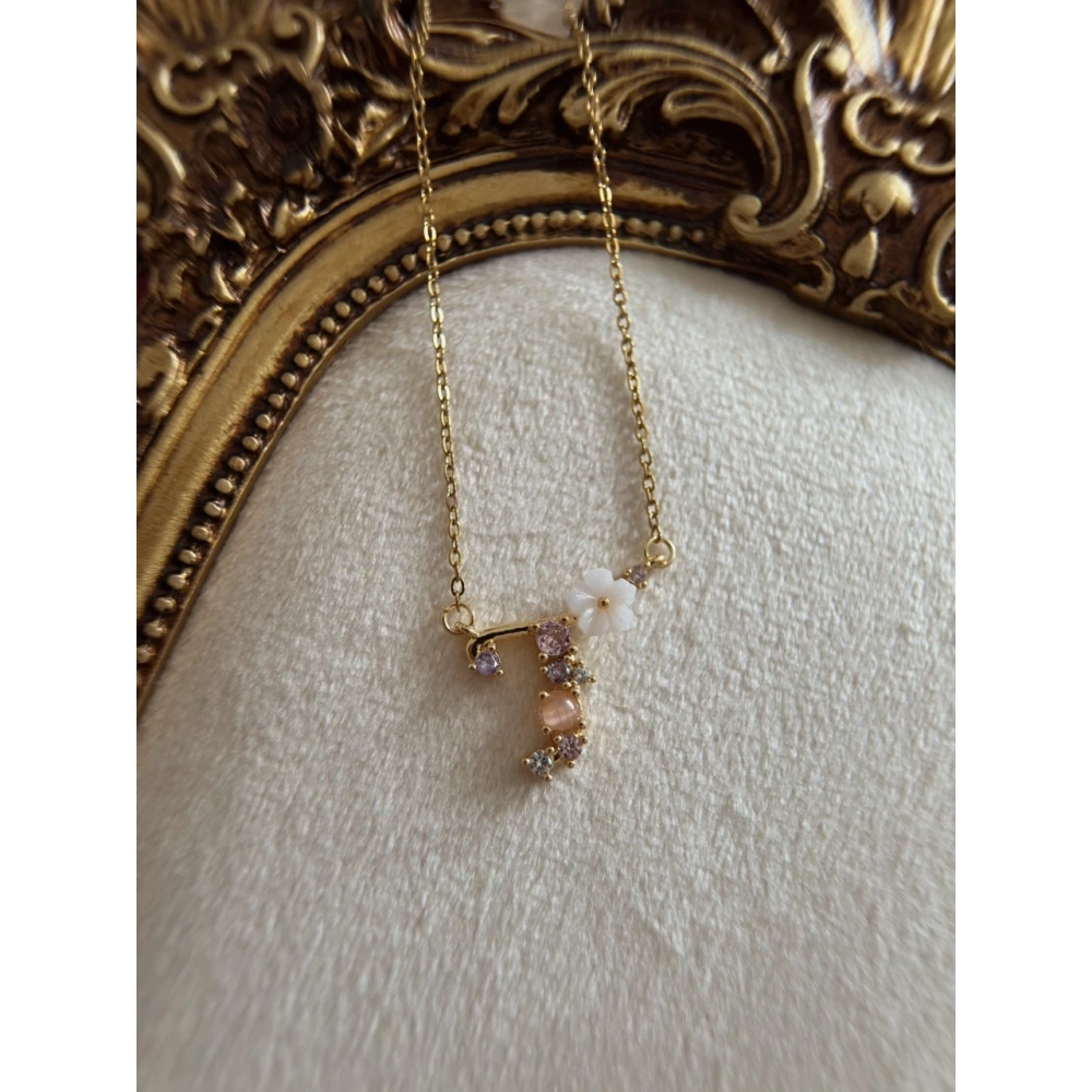 Çelik Çiçekli T Harfli Kolye