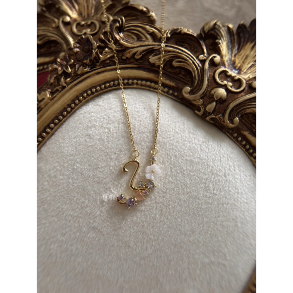 Çelik Çiçekli Y Harfli Kolye