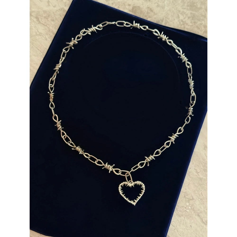 Çelik Kalpli Tel Detay Kolye